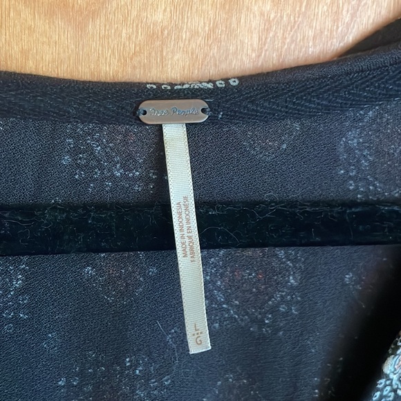 70s inspired button down collared top - Picture 2 of 3